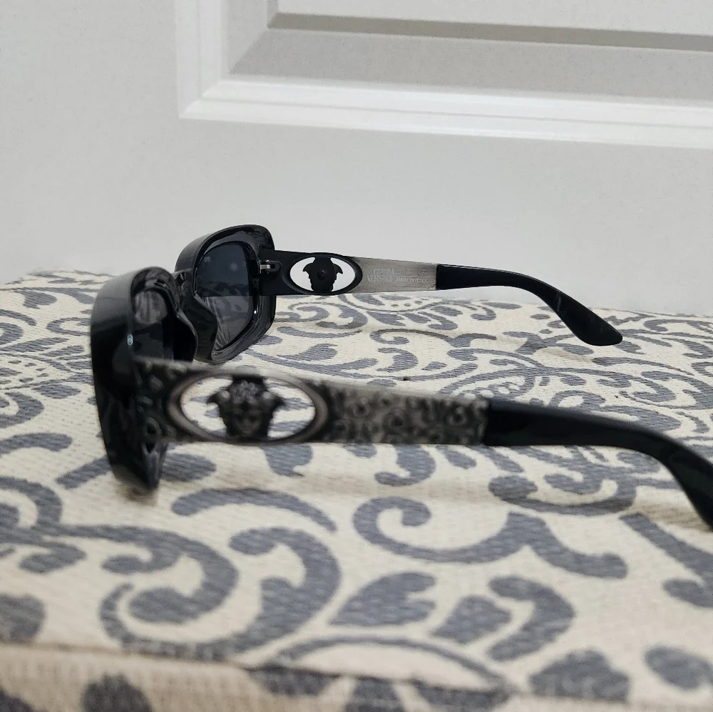 Vintage Versace 90's Sunglasses and MEDUSA CASE - Picture 3 of 11